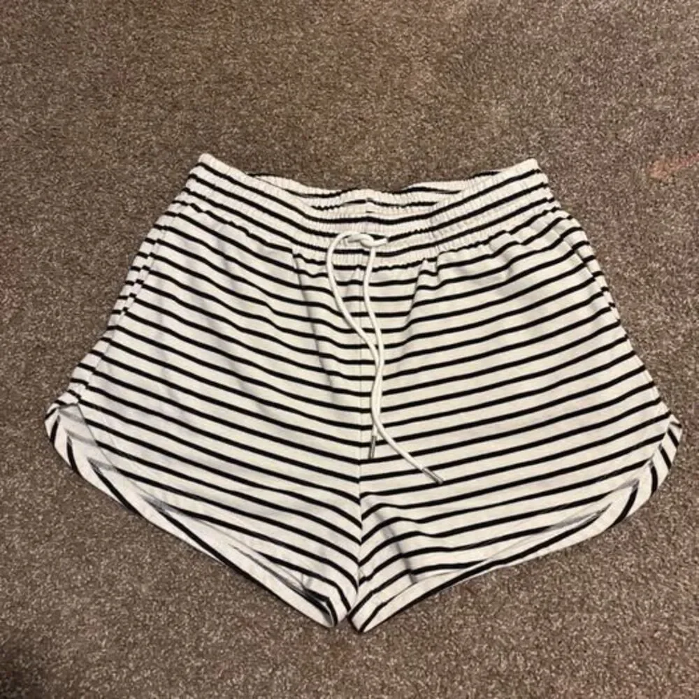 Women’s (size large) H&M Striped Comfort Shorts in great condition!
